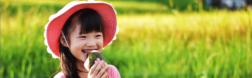 おにぎりを食べる女の子
