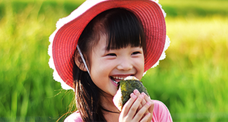 おにぎりを食べる女の子